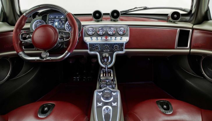 Pagani Utopia: l’hypercar da 864 cavalli si fa ammirare a Mantova - Foto 16 di 18