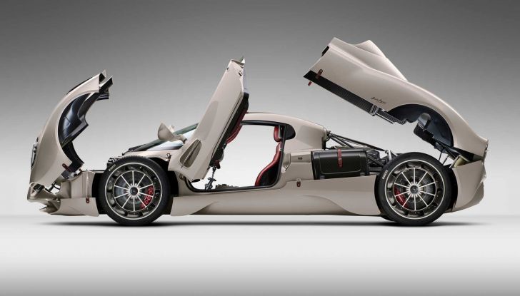 Pagani Utopia: l’hypercar da 864 cavalli si fa ammirare a Mantova - Foto 4 di 18