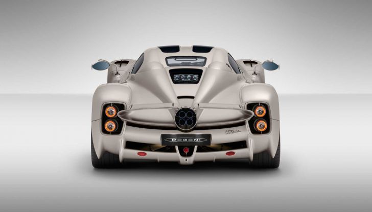 Pagani Utopia: l’hypercar da 864 cavalli si fa ammirare a Mantova - Foto 9 di 18