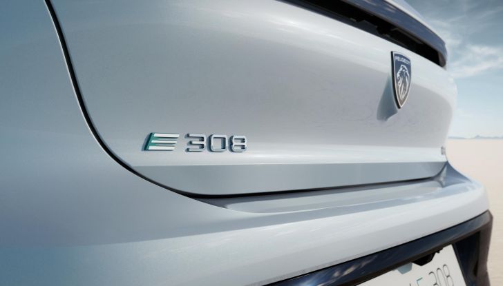 Peugeot e-308: la versione full-electric (anche SW) arriva nel 2023 - Foto 4 di 5