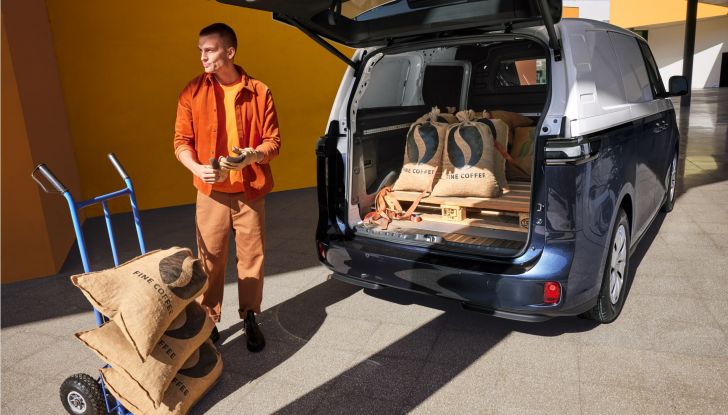 Volkswagen ID.Buzz Cargo: la versione da trasporto arriva in Italia da 47.000 Euro - Foto 7 di 15