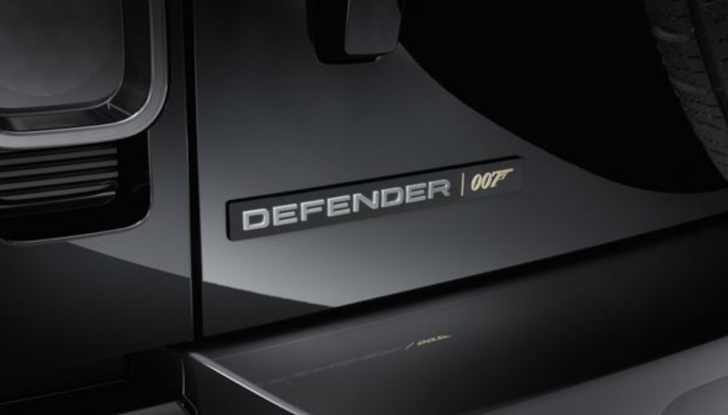 Le Land Rover Defender di James Bond protagoniste di un’asta da record - Foto 3 di 9