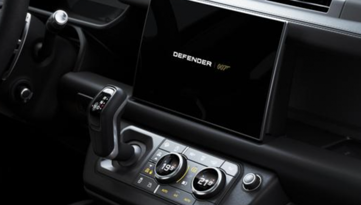 Le Land Rover Defender di James Bond protagoniste di un’asta da record - Foto 9 di 9