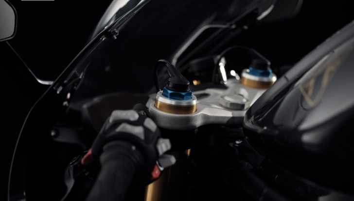 Triumph Speed Triple 1200 RR Bond Edition: l’omaggio all’agente speciale più famoso del cinema - Foto 3 di 12