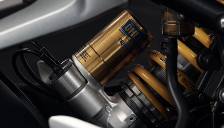 Triumph Speed Triple 1200 RR Bond Edition: l’omaggio all’agente speciale più famoso del cinema - Foto 6 di 12