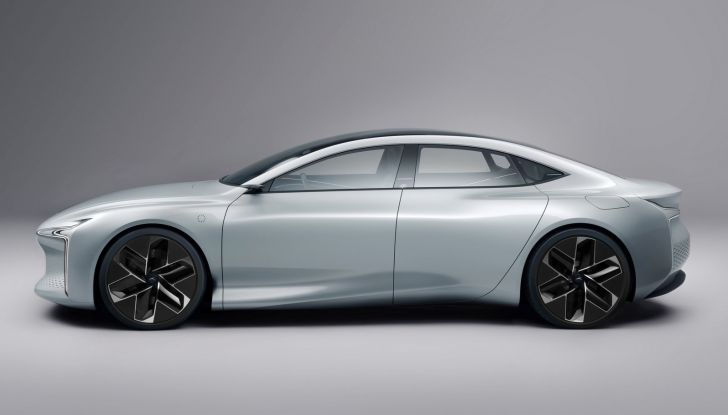 Hopium Machina Vision: a Parigi il futuro delle berline di lusso è a idrogeno - Foto 3 di 8