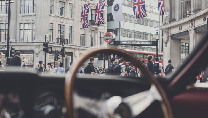 Lamborghini rende omaggio ai Beatles con la 400 GT 2+2 di “Love Me Do” - Foto 10 di 10