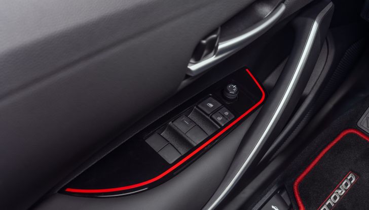 Toyota Corolla Hybrid: la gamma si amplia con la SE Infrared Edition - Foto 11 di 15