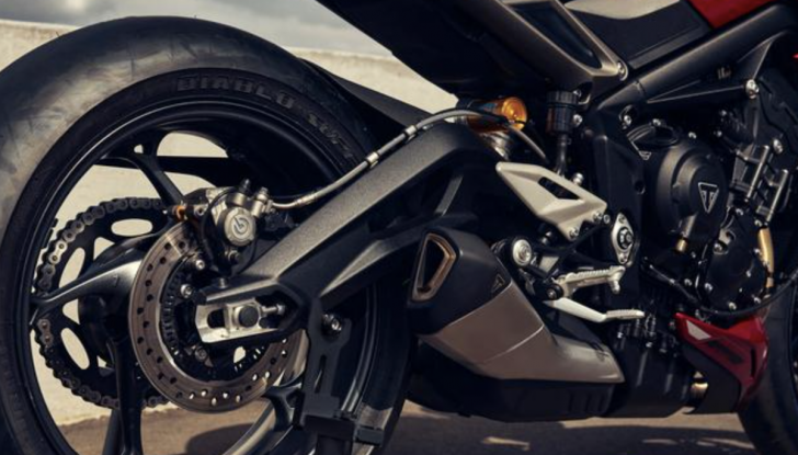 Nuove Triumph Street Triple 765: l’esperienza in pista portata su strada - Foto 12 di 16