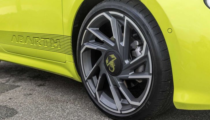 Abarth 500e: il Cinquino si elettrifica ma continua ad emozionare! - Foto 14 di 15