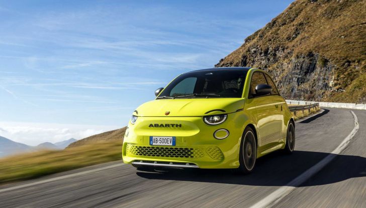 Abarth 500e: il Cinquino si elettrifica ma continua ad emozionare! - Foto 2 di 15