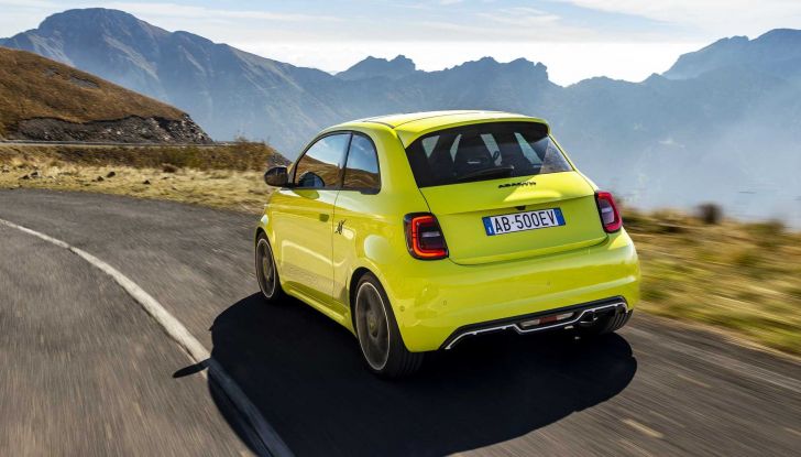 Abarth 500e: il Cinquino si elettrifica ma continua ad emozionare! - Foto 5 di 15