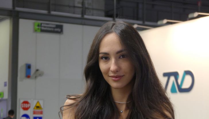 Le donne più affascinanti agli stand di EICMA 2022 - Foto 9 di 20