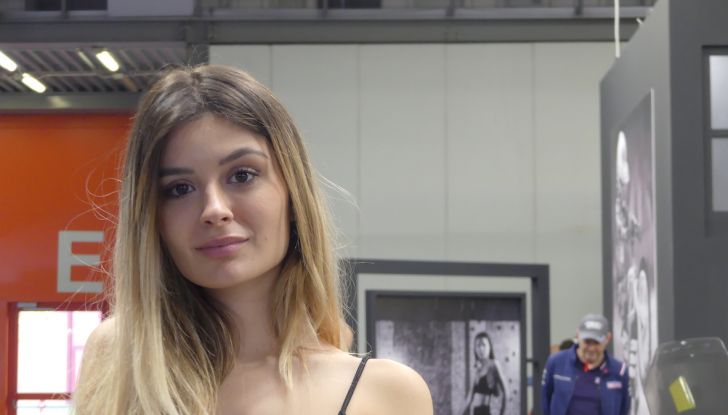 Le donne più affascinanti agli stand di EICMA 2022 - Foto 13 di 20