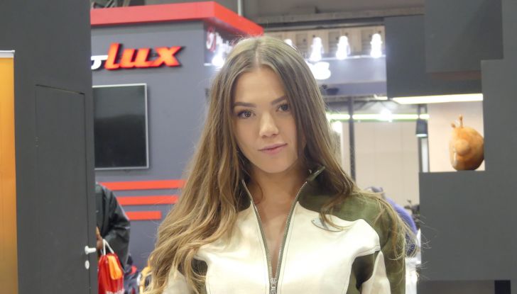 Le donne più affascinanti agli stand di EICMA 2022 - Foto 14 di 20