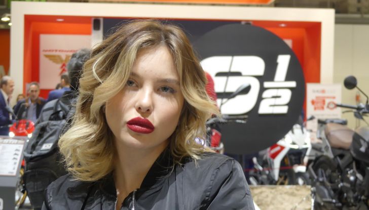 Le donne più affascinanti agli stand di EICMA 2022 - Foto 7 di 20