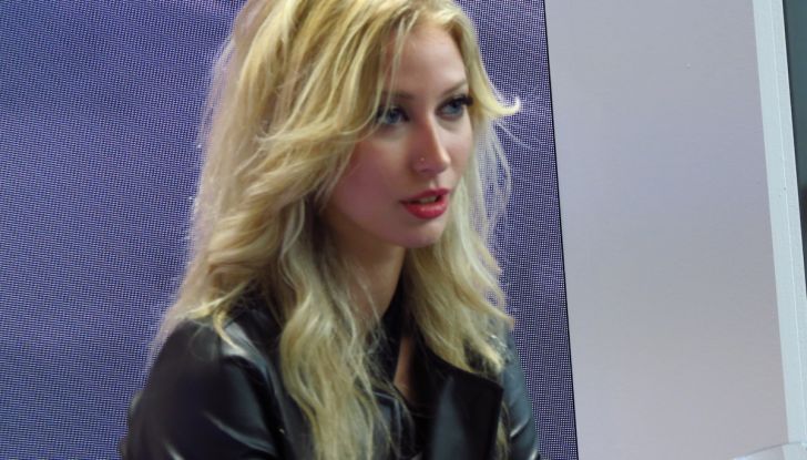 Le donne più affascinanti agli stand di EICMA 2022 - Foto 11 di 20