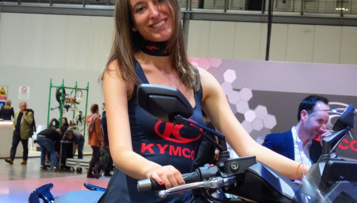 Le donne più affascinanti agli stand di EICMA 2022 - Foto 4 di 20