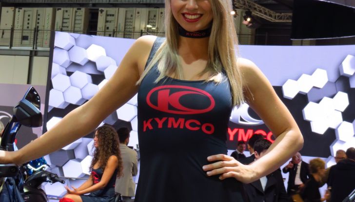 Le donne più affascinanti agli stand di EICMA 2022 - Foto 8 di 20