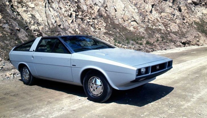 Giugiaro all’opera sulla Hyundai Pony Coupé Concept, progetto mai concluso del 1974 - Foto 1 di 4
