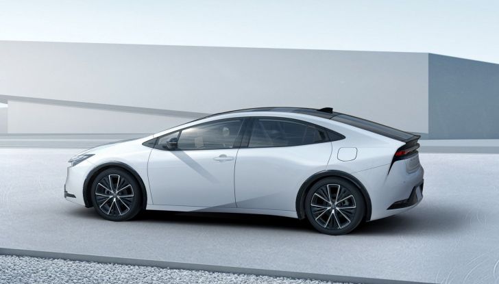 Toyota Prius 2023: più affilata e potente, ma sempre ibrida - Foto 9 di 10