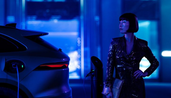 Jaguar F-Pace 2023: più autonomia per la P400e ibrida plug-in - Foto 11 di 11