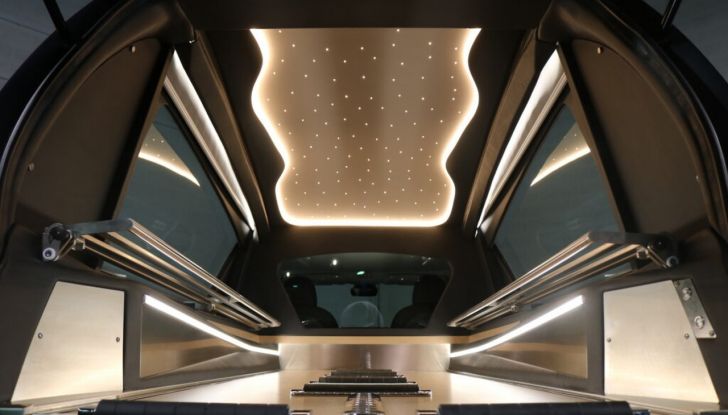 La Tesla Model 3 più assurda di sempre? Eccola in versione carro funebre! - Foto 11 di 12