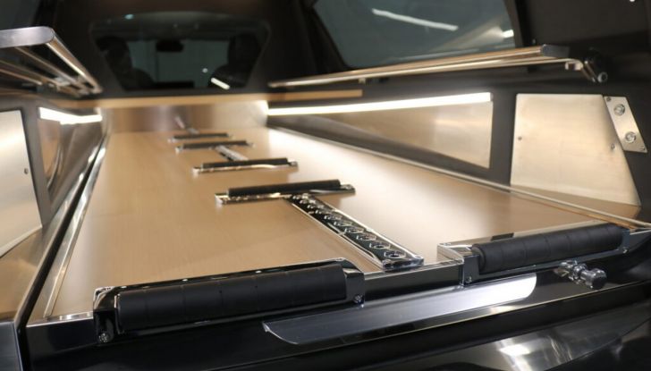 La Tesla Model 3 più assurda di sempre? Eccola in versione carro funebre! - Foto 12 di 12