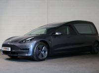 La Tesla Model 3 più assurda di sempre? Eccola in versione carro funebre!