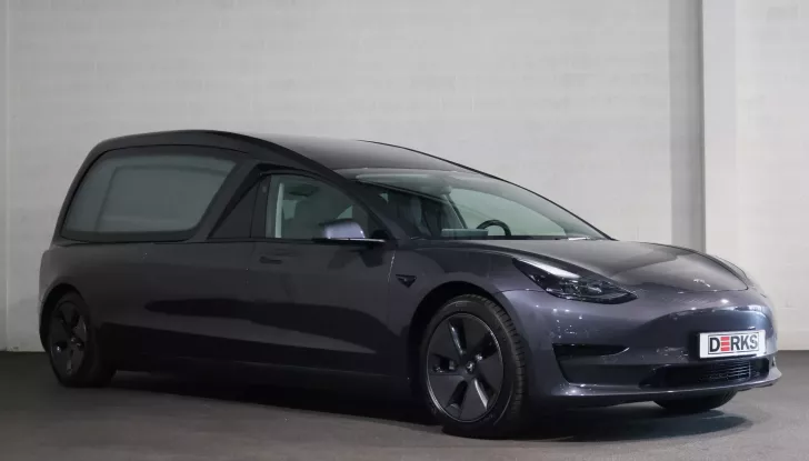 La Tesla Model 3 più assurda di sempre? Eccola in versione carro funebre! - Foto 3 di 12