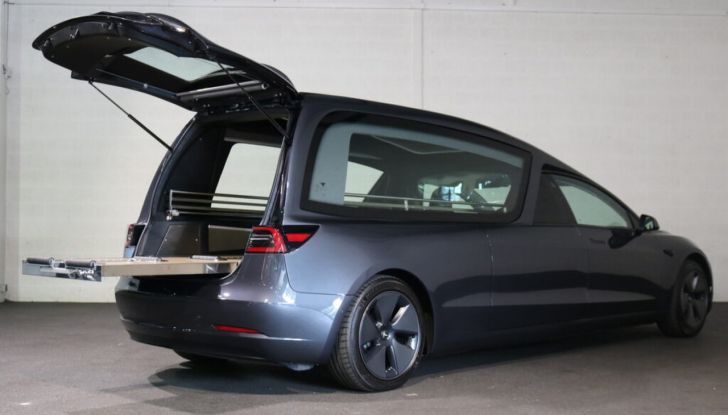 La Tesla Model 3 più assurda di sempre? Eccola in versione carro funebre! - Foto 6 di 12