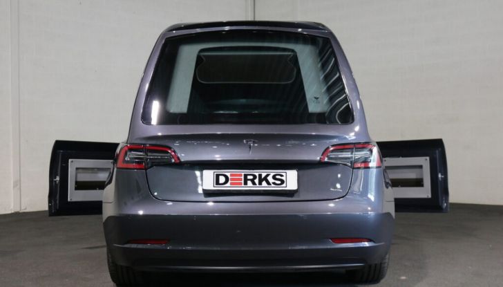 La Tesla Model 3 più assurda di sempre? Eccola in versione carro funebre! - Foto 8 di 12