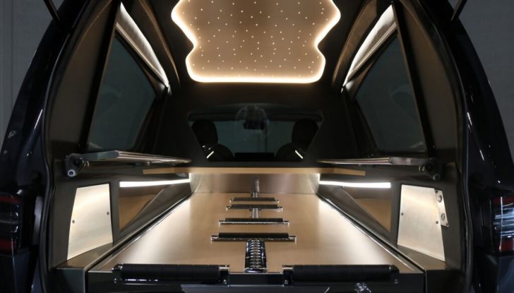 La Tesla Model 3 più assurda di sempre? Eccola in versione carro funebre! - Foto 10 di 12