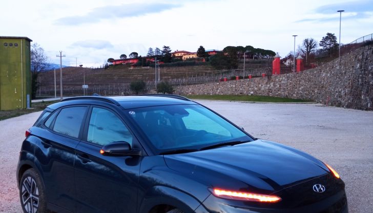 Hyundai Kona Electric 2023 prova su strada e caratteristiche tecniche - Foto 9 di 10