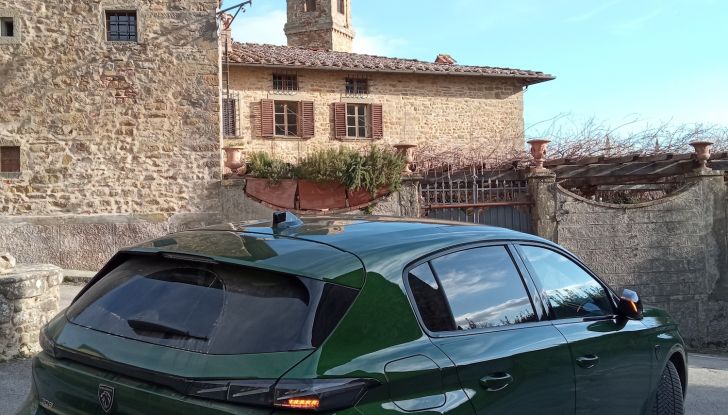 Peugeot 308 GT Plug-in Hybrid prova su strada e impressioni di guida - Foto 22 di 25