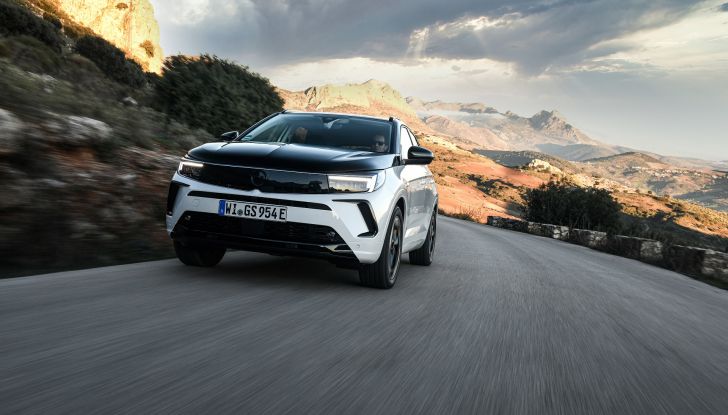 Opel Grandland GSe: il SUV si elettrifica e diventa più sportivo - Foto 7 di 8