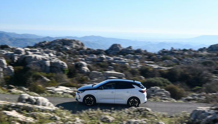 Opel Grandland GSe: il SUV si elettrifica e diventa più sportivo - Foto 6 di 8