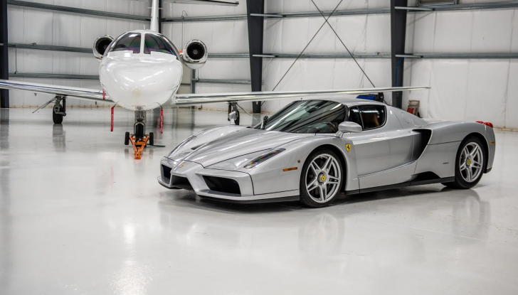 RM Sotheby’s, in vendita una Ferrari Enzo in Argento Nürburgring nuova! - Foto 5 di 12