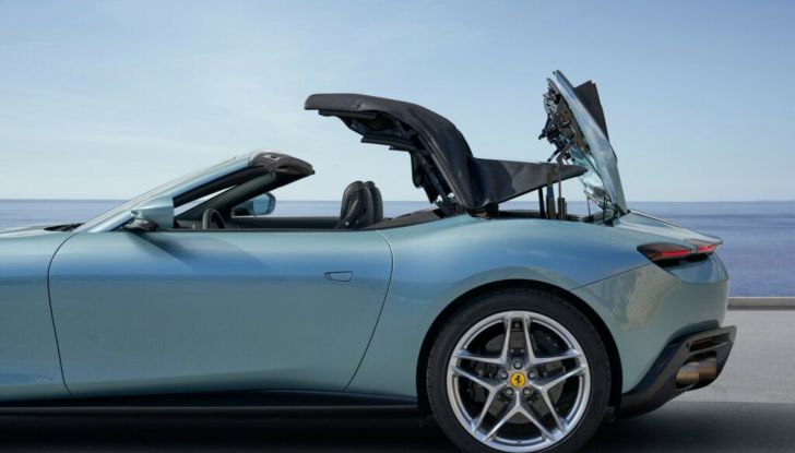 Ferrari Roma Spider: presentata la nuova decappottabile con tetto retrattile in tessuto - Foto 7 di 14