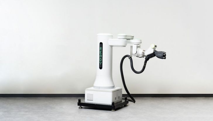 Hyundai presenta il robot ACR per la ricarica automatica delle auto elettriche - Foto 1 di 4