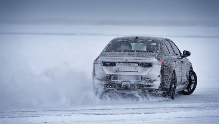 BMW i5: la prima Serie 5 100% elettrica conclude i test invernali - Foto 31 di 89