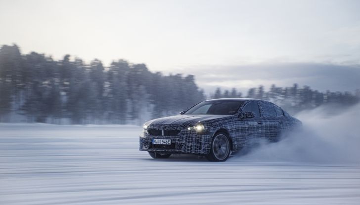 BMW i5: la prima Serie 5 100% elettrica conclude i test invernali - Foto 12 di 89