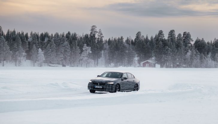 BMW i5: la prima Serie 5 100% elettrica conclude i test invernali - Foto 8 di 89