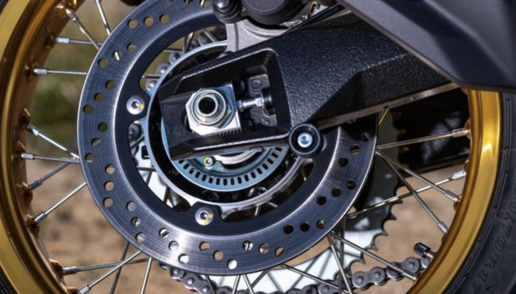 Suzuki V-Storm 800DE debutta nelle concessionarie con prezzi da 11.500 euro - Foto 4 di 14