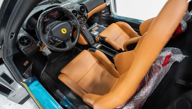 RM Sotheby’s, in vendita una Ferrari Enzo in Argento Nürburgring nuova! - Foto 8 di 12