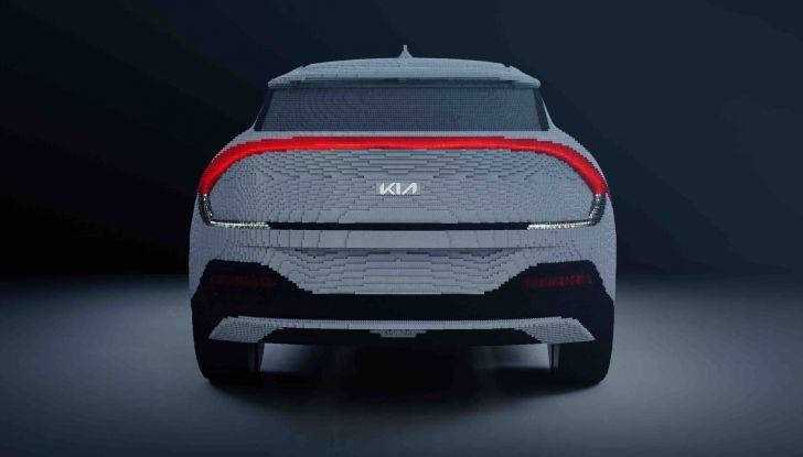 Kia EV6 LEGO in scala reale: a Milano è “Brick to the Future” - Foto 2 di 3