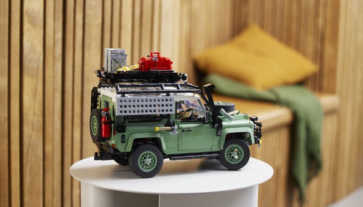Land Rover Defender 90 LEGO, il set disponibile dal 1 aprile a 239,99€ - Foto 3 di 9