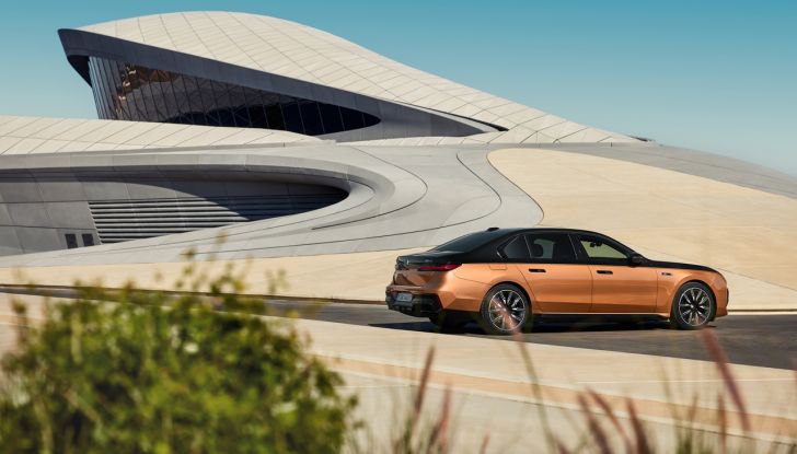 BMW i7 M70 xDrive: svelata la nuova versione top di gamma della berlina elettrica - Foto 76 di 85