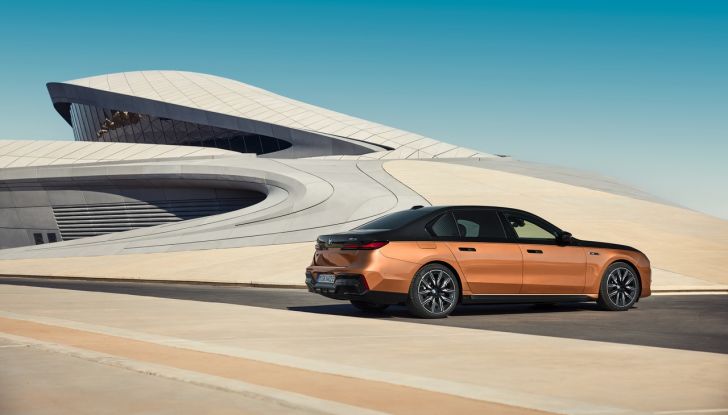 BMW i7 M70 xDrive: svelata la nuova versione top di gamma della berlina elettrica - Foto 75 di 85
