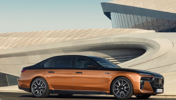 BMW i7 M70 xDrive: svelata la nuova versione top di gamma della berlina elettrica - Foto 72 di 85